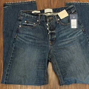 90’s baggy mid rise, relaxed hip, and thigh, baggy leg